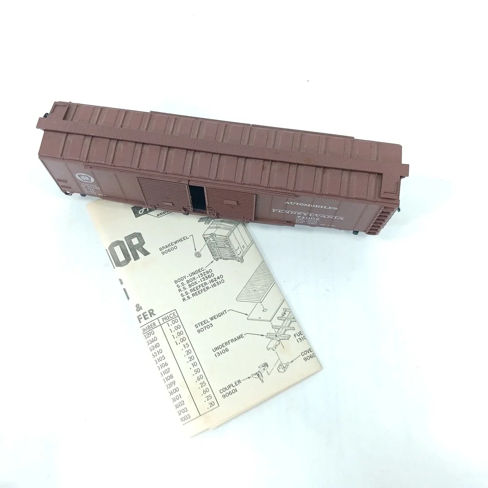 Athearn HO Scale Pennsylvania Railroad 50 Ft Plug Door Boxcar 74002 Brown PRR